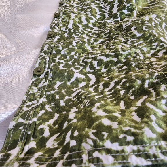 Nearly New Foxcroft size 14 petite Green and White Cotton Animal Print Blouse - Picture 15 of 16